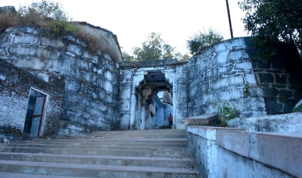 Visit Achalgarh Fort-4